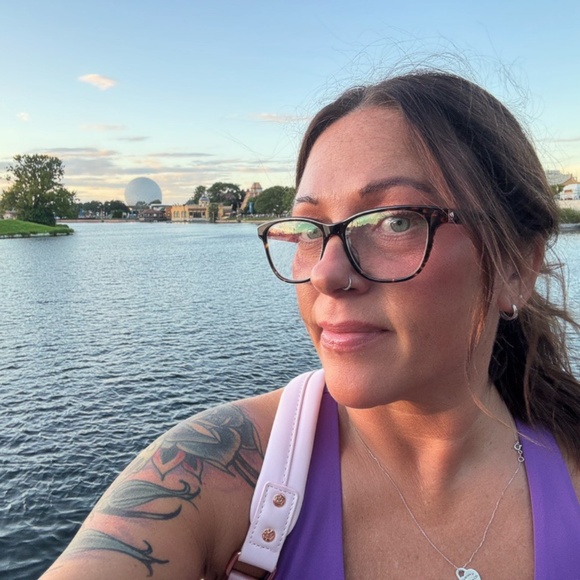 Hi and welcome to my closet😊 - Picture 3 of 7